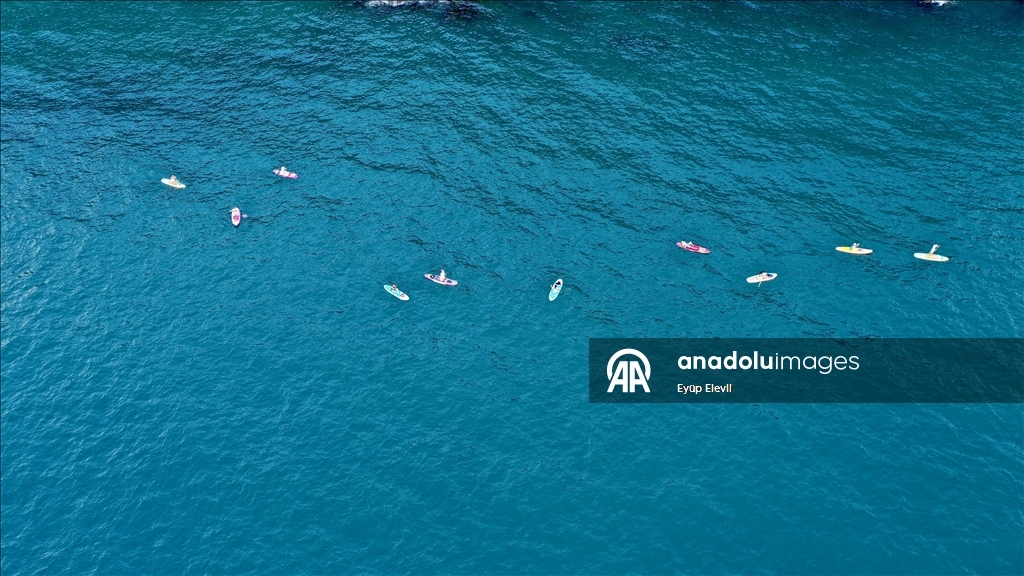 Karadeniz’in mavi sularında, alternatif su sporu yapmak isteyenler kürek sörfüyle buluşuyor