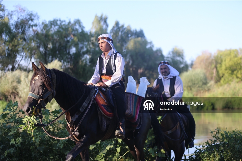 Diyarbakır'ın "Buzcu Baba"sı tarladaki işçileri serinletmek için at sırtında yollarda