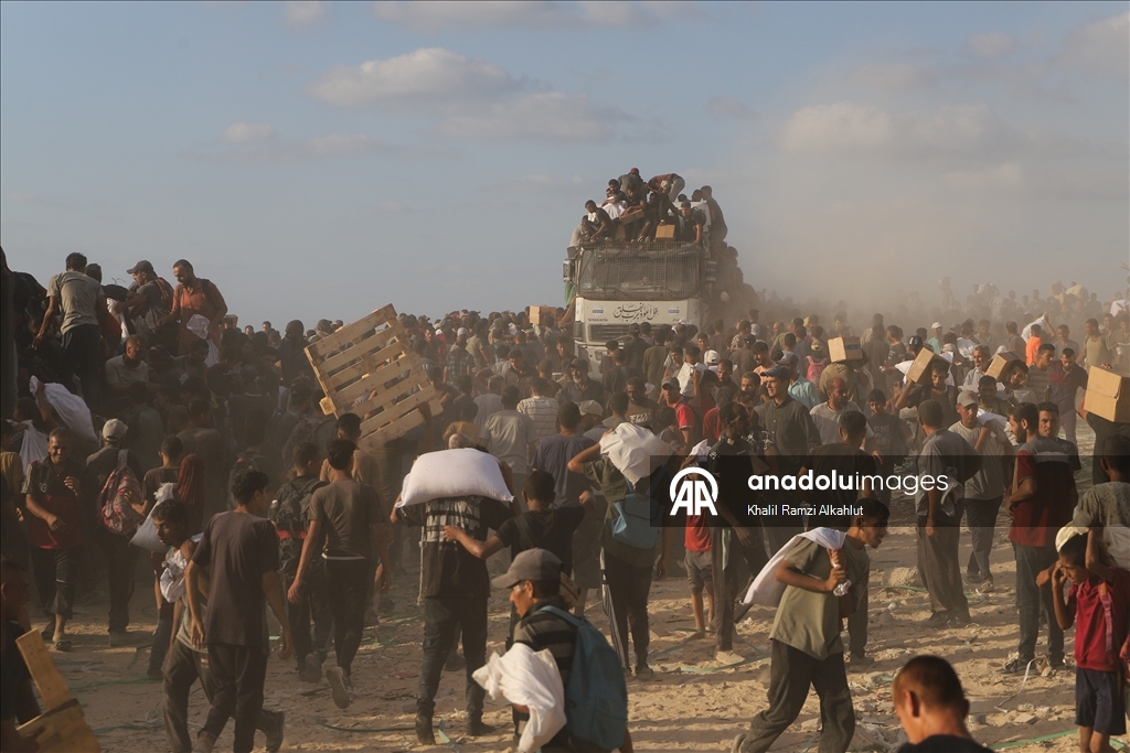 Gazzeliler, kısıtlı miktardaki una ulaşmak için Zikim’deki yardım dağıtım noktasına akın etti