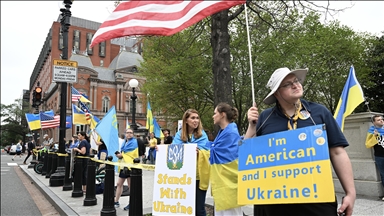 Ukrayna destekçileri, Trump-Zelenskiy görüşmesi sırasında Beyaz Saray önünde toplandı