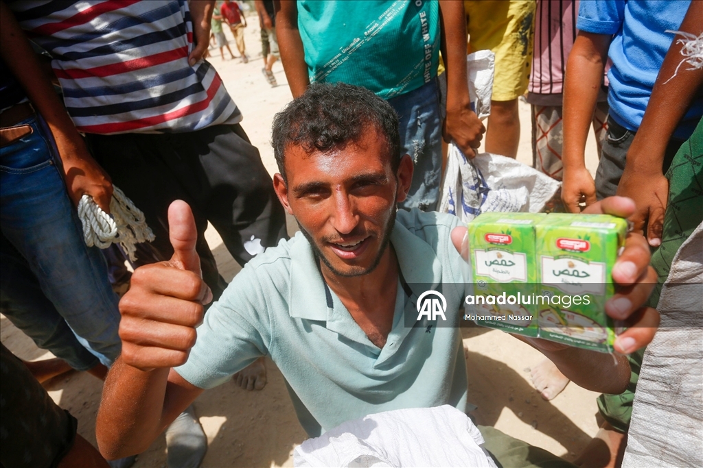 Filistinliler paraşütle indirilen insani yardım malzemelerine akın etti