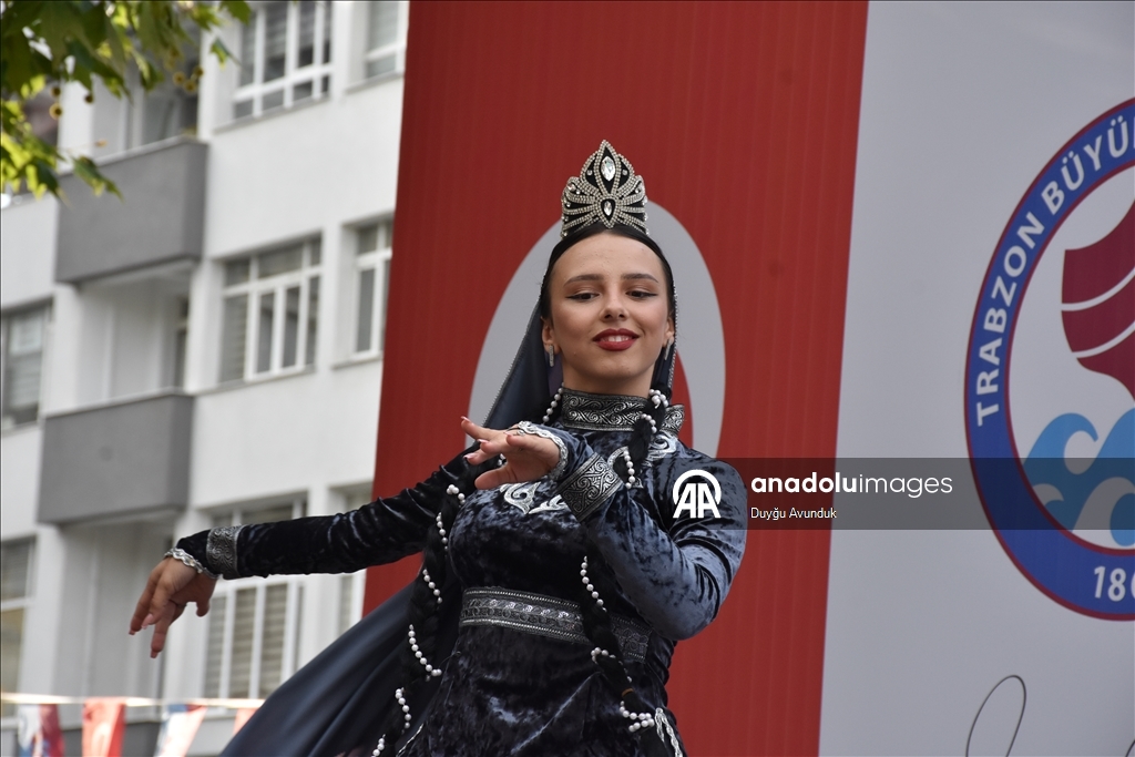 Танцоры из 36 стран мира, от Мексики до Южной Африки, собрались на фестиваль «Хорон» в турецком Трабзоне.