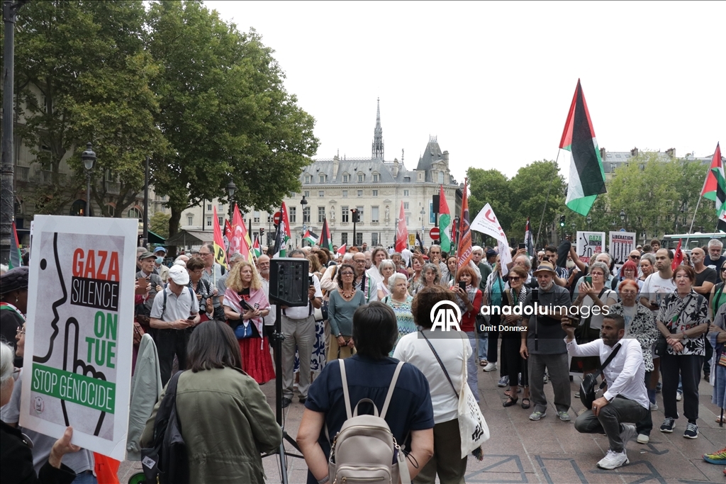 Paris'te İsrail'in açlığı dayattığı Gazze'ye destek gösterisi düzenlendi