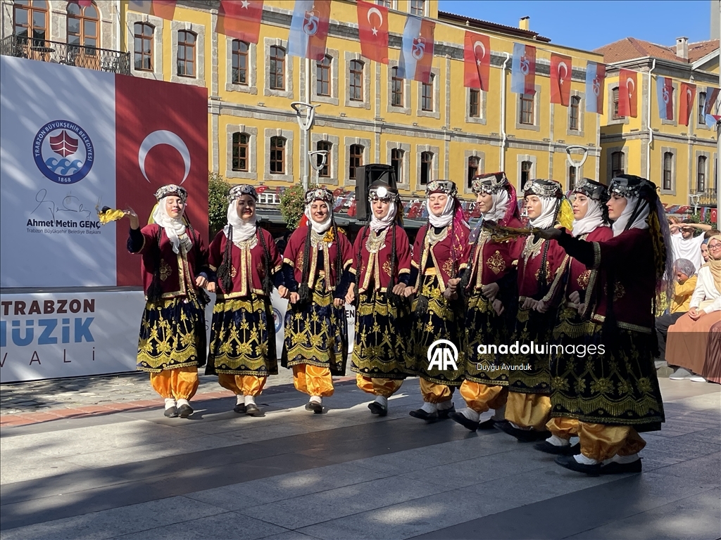 Танцоры из 36 стран мира, от Мексики до Южной Африки, собрались на фестиваль «Хорон» в турецком Трабзоне.