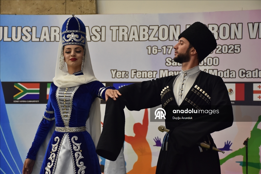 Танцоры из 36 стран мира, от Мексики до Южной Африки, собрались на фестиваль «Хорон» в турецком Трабзоне.