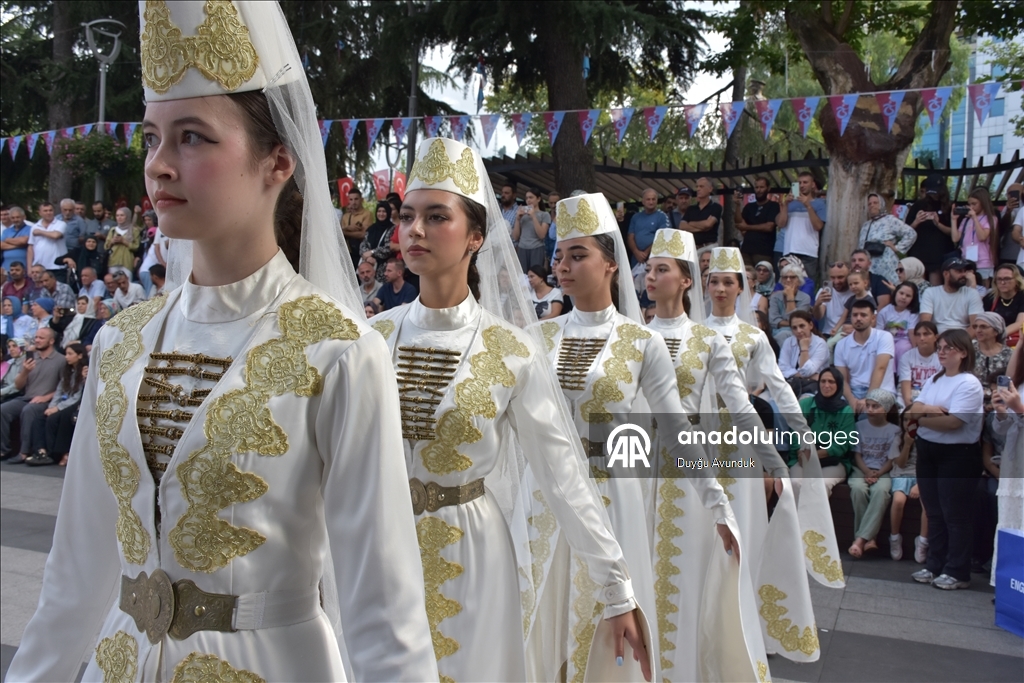 Танцоры из 36 стран мира, от Мексики до Южной Африки, собрались на фестиваль «Хорон» в турецком Трабзоне.