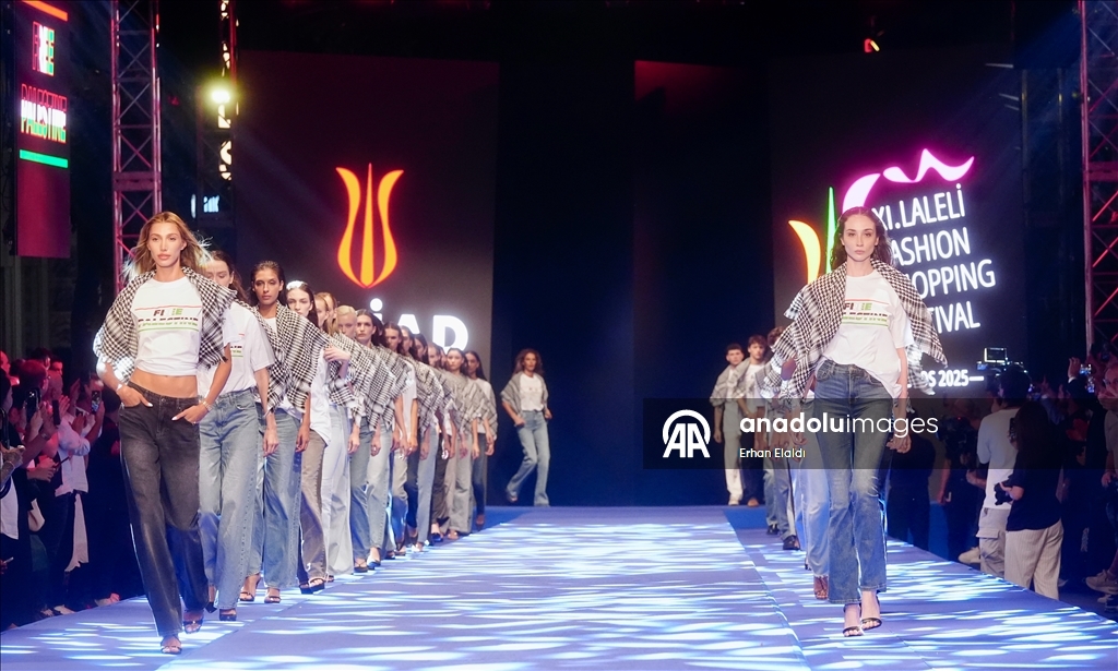 Models show support for Palestinians at Laleli Fashion Shopping Festival in Istanbul