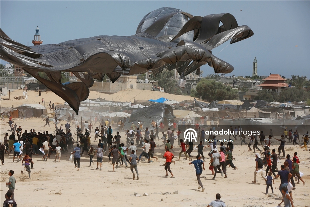 Filistinliler paraşütle indirilen insani yardım malzemelerine akın etti