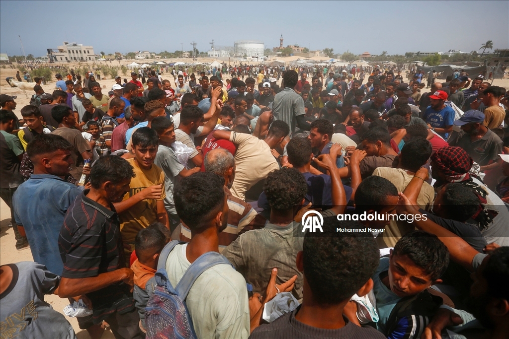 Filistinliler paraşütle indirilen insani yardım malzemelerine akın etti