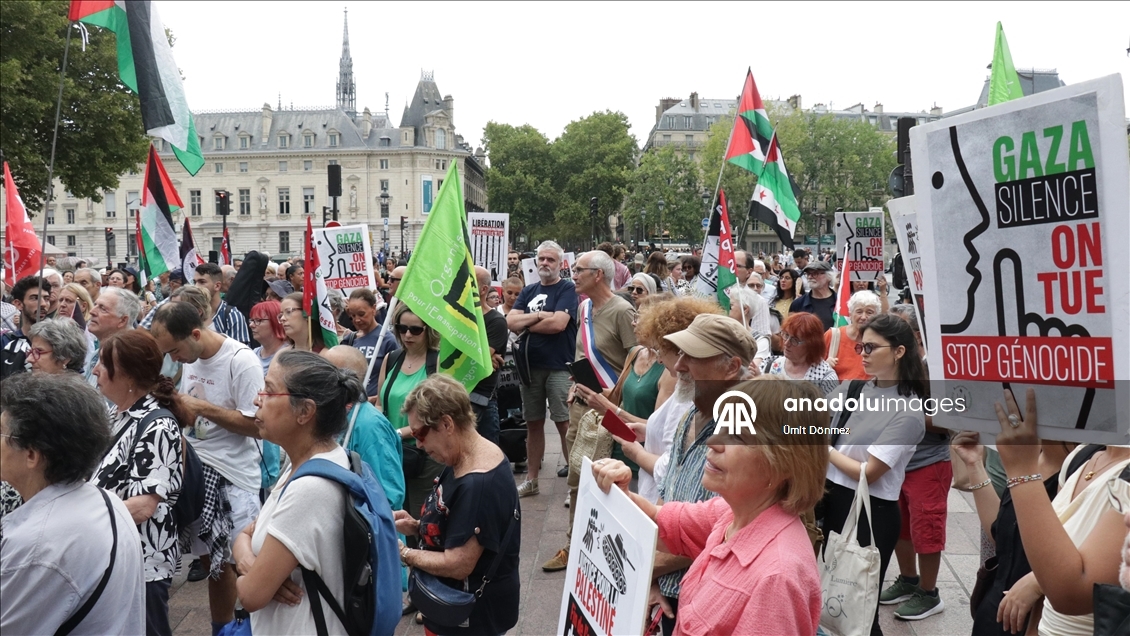 Paris'te İsrail'in açlığı dayattığı Gazze'ye destek gösterisi düzenlendi