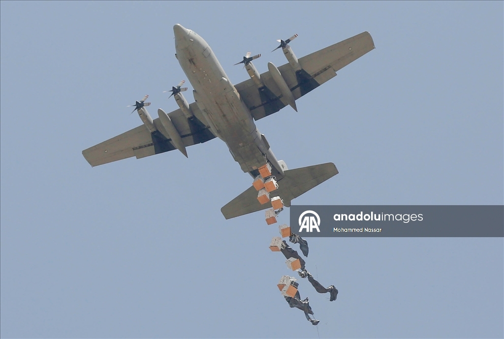 Filistinliler paraşütle indirilen insani yardım malzemelerine akın etti