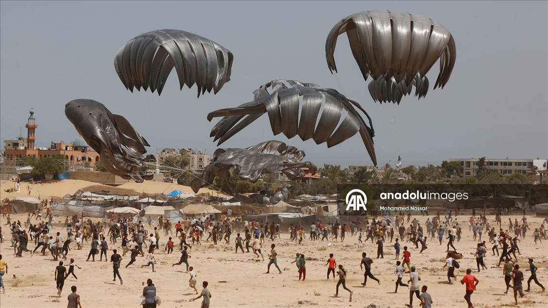 Filistinliler paraşütle indirilen insani yardım malzemelerine akın etti