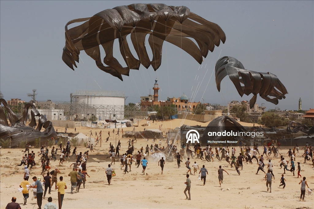 Filistinliler paraşütle indirilen insani yardım malzemelerine akın etti