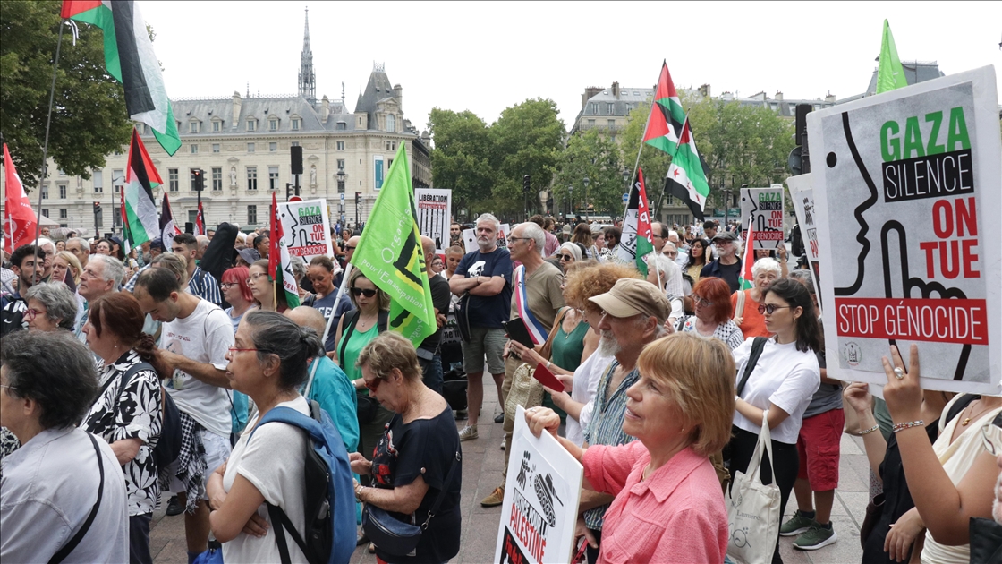 Paris'te İsrail'in açlığı dayattığı Gazze'ye destek gösterisi düzenlendi