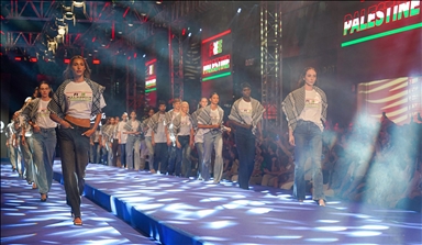 Models show support for Palestinians at Laleli Fashion Shopping Festival in Istanbul