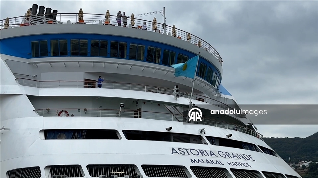 Круизный лайнер «Astoria Grande» пришвартовался в порту турецкой Амасры 4
