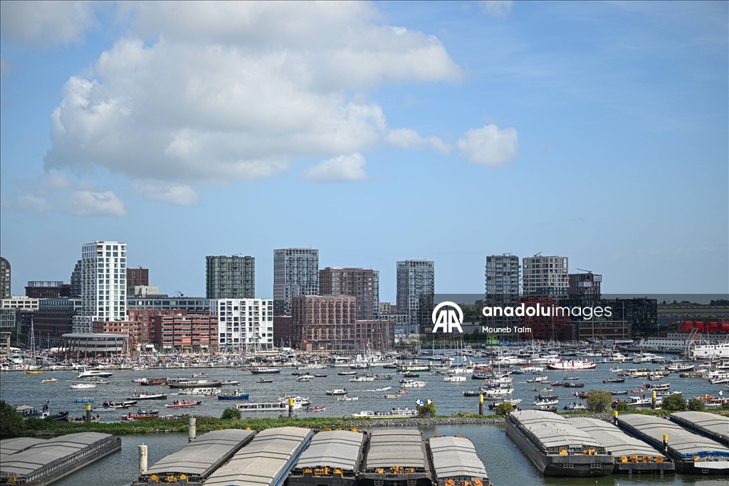 Amsterdam’da 750. yıl kutlamaları kapsamında 10 binden fazla gemi şehre giriş yaptı