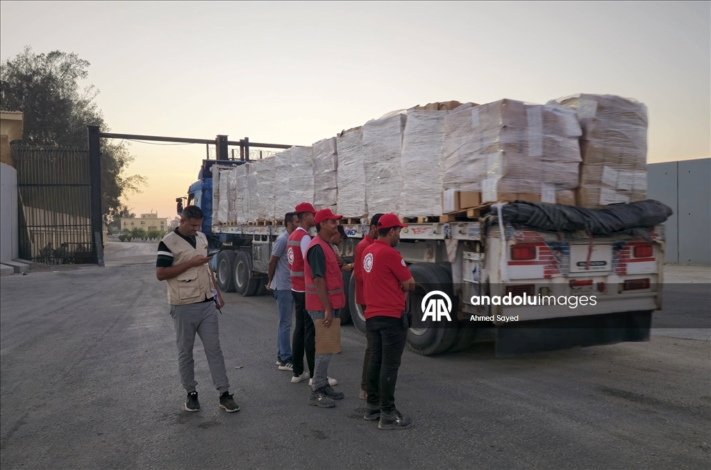 İnsani yardım taşıyan tırlar Gazze'ye giriş yaptı