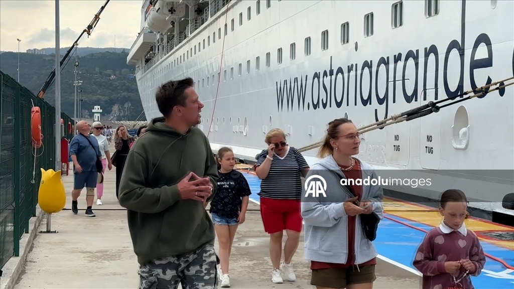 Круизный лайнер «Astoria Grande» пришвартовался в порту турецкой Амасры 3