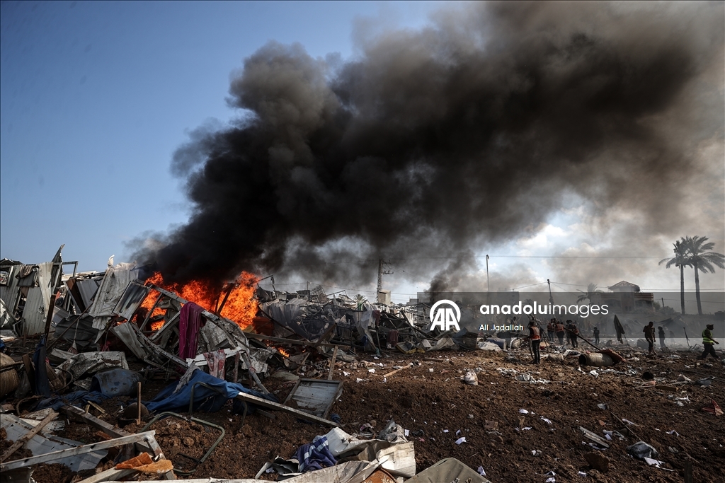 الجيش الإسرائيلي يدمر مخيماً لإيواء النازحين وسط قطاع غزة