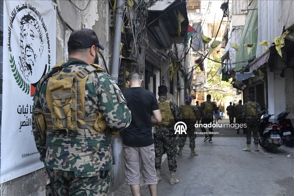جيش لبنان يبدأ تسلم سلاح الفصائل الفلسطينية في مخيم برج البراجنة