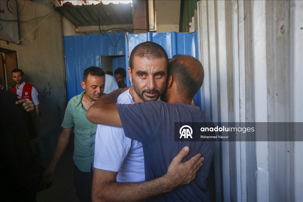 إسرائيل تفرج عن 10 أسرى من غزة بعد اعتقالهم لأشهر بظروف غير إنسانية