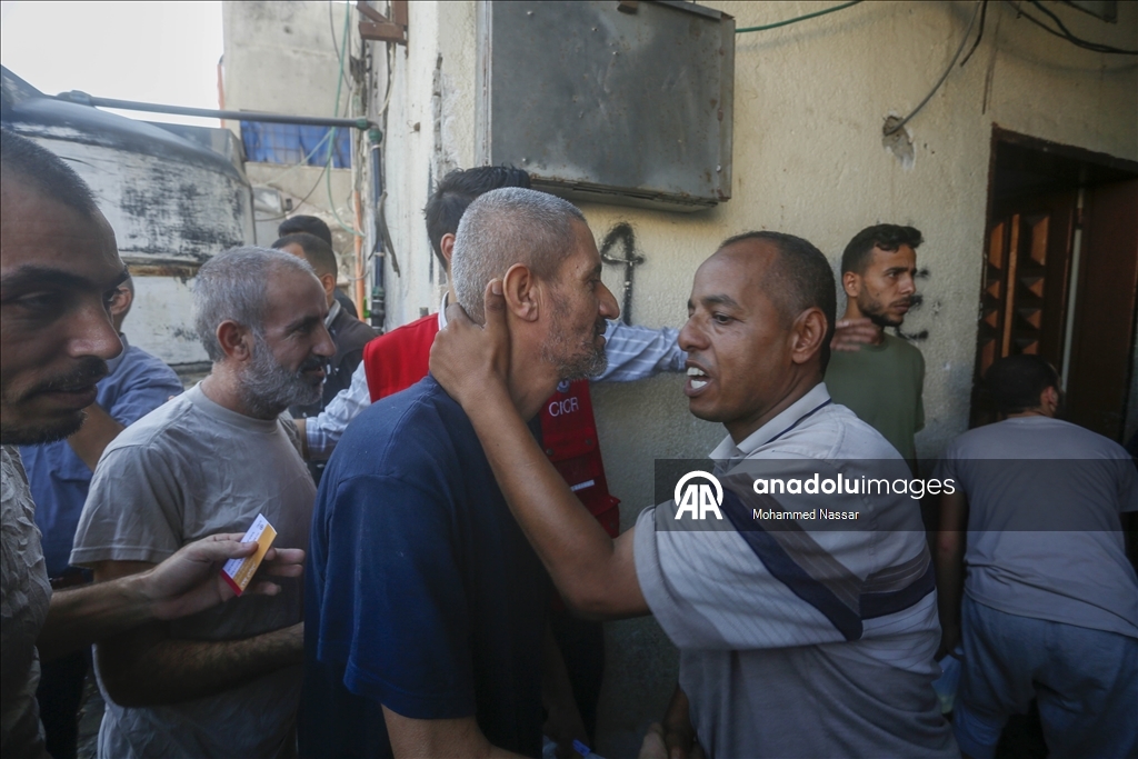إسرائيل تفرج عن 10 أسرى من غزة بعد اعتقالهم لأشهر بظروف غير إنسانية