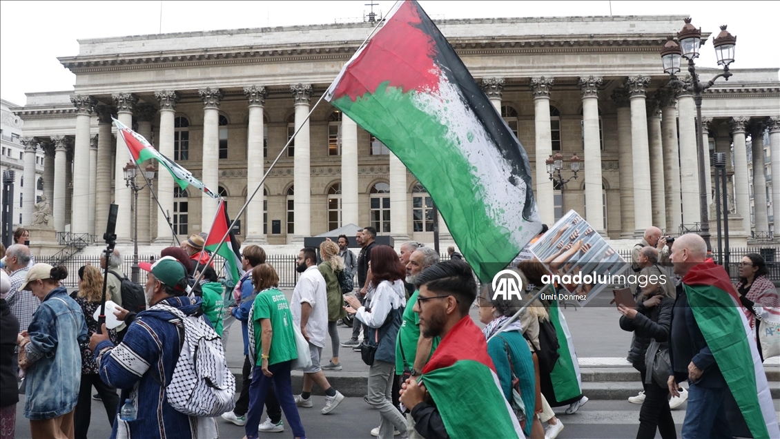 Paris'te İsrail'in Gazze'ye yönelik devam eden saldırıları protesto edildi