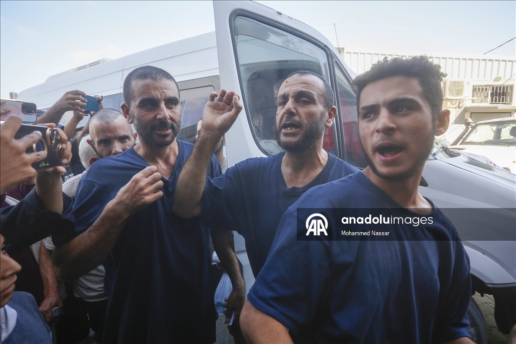 إسرائيل تفرج عن 10 أسرى من غزة بعد اعتقالهم لأشهر بظروف غير إنسانية