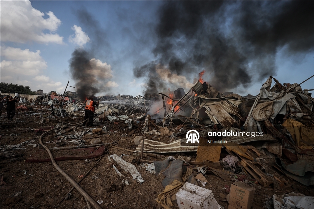 الجيش الإسرائيلي يدمر مخيماً لإيواء النازحين وسط قطاع غزة