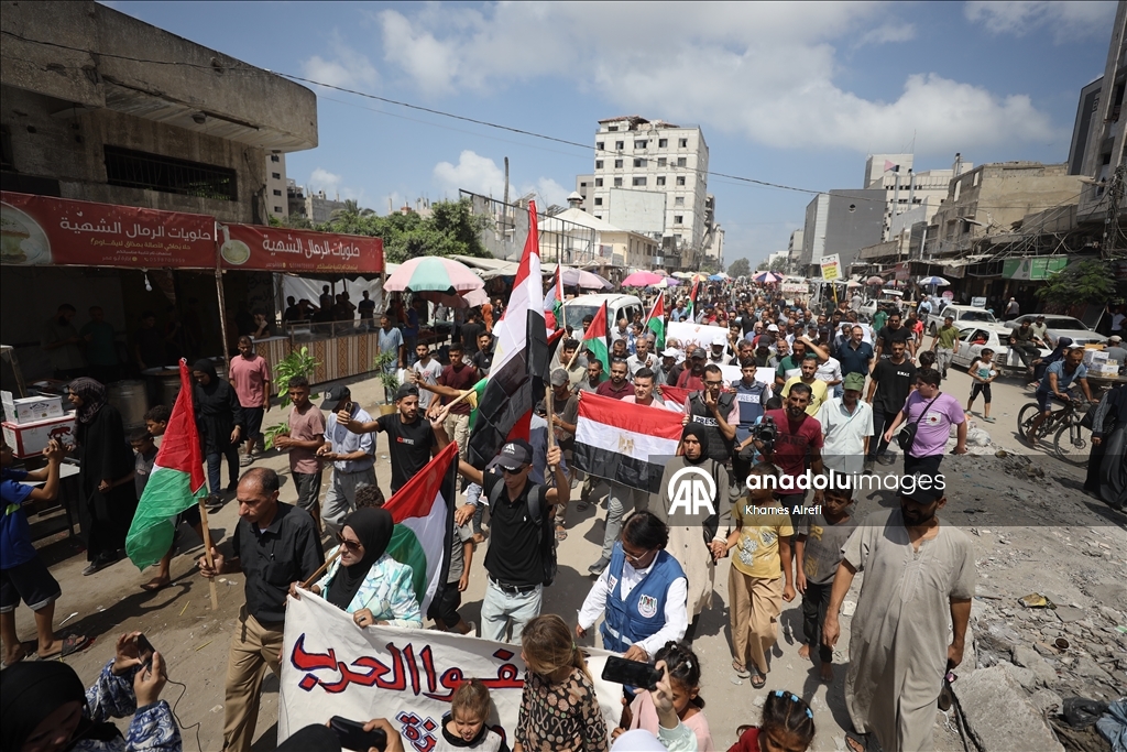 وقفة احتجاجية في غزة تطالب بوقف حرب الإبادة وخطط احتلال المدينة