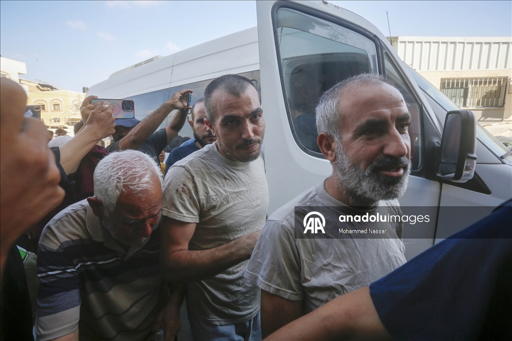 إسرائيل تفرج عن 10 أسرى من غزة بعد اعتقالهم لأشهر بظروف غير إنسانية