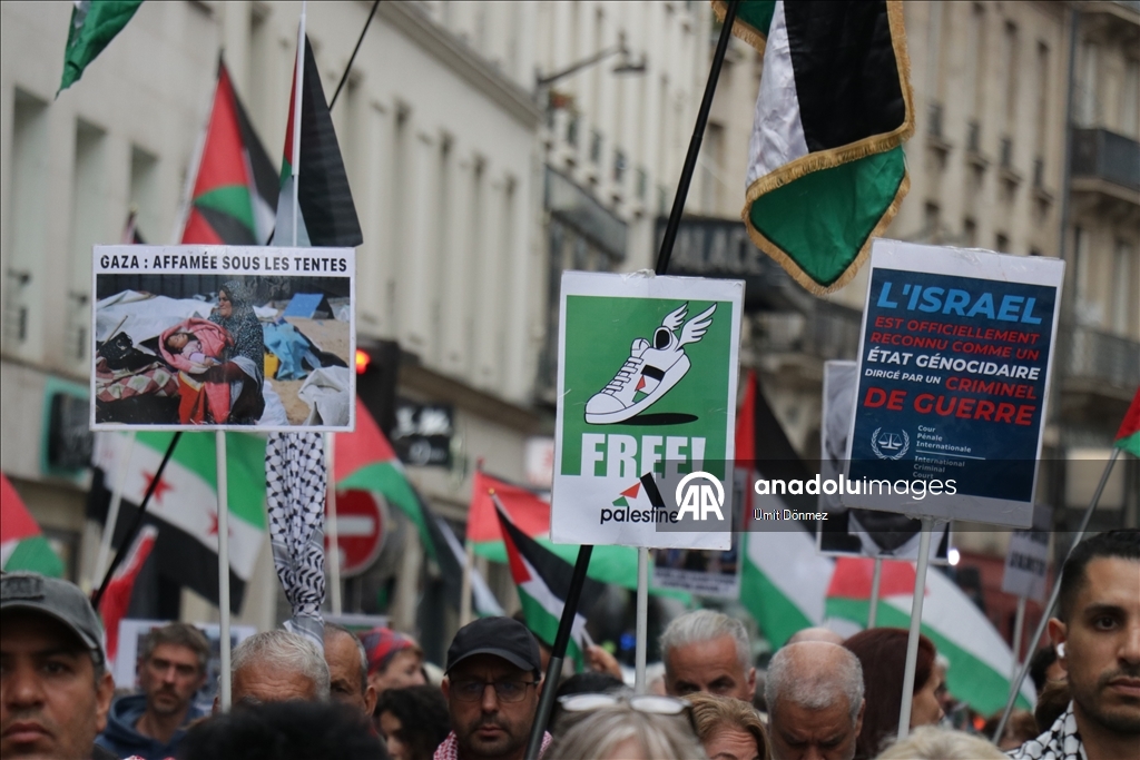 Paris'te İsrail'in Gazze'ye yönelik devam eden saldırıları protesto edildi