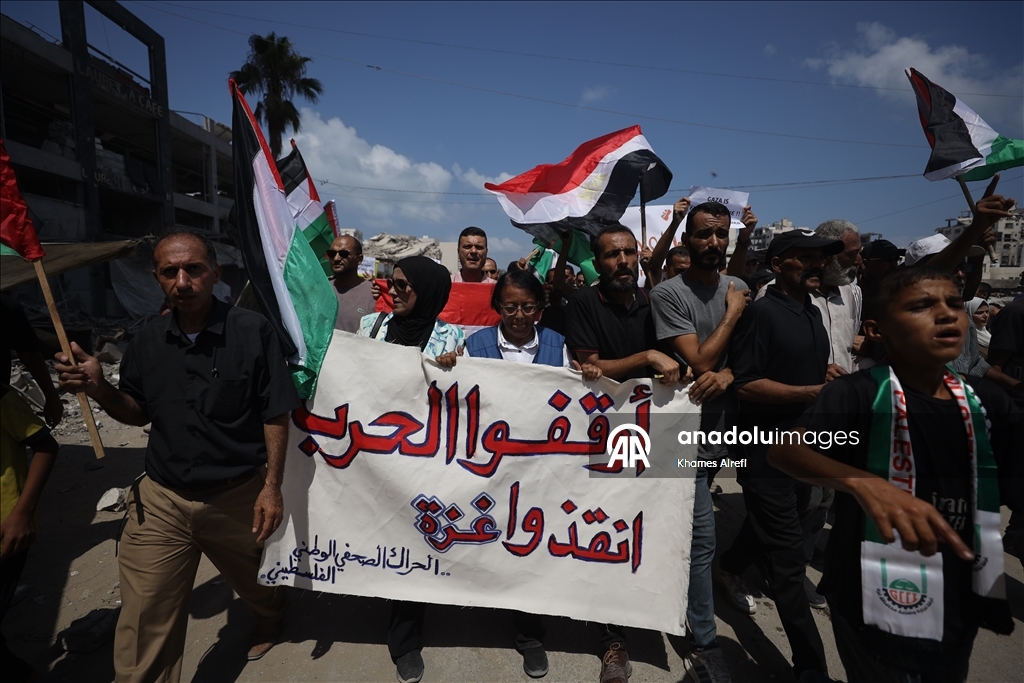 وقفة احتجاجية في غزة تطالب بوقف حرب الإبادة وخطط احتلال المدينة