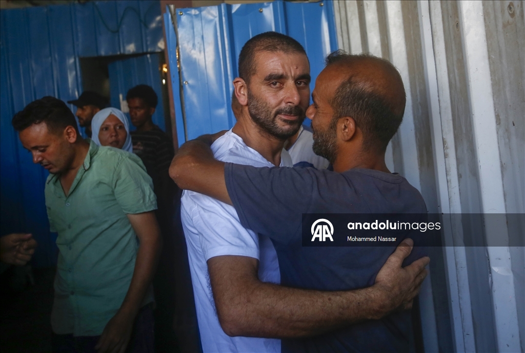 إسرائيل تفرج عن 10 أسرى من غزة بعد اعتقالهم لأشهر بظروف غير إنسانية