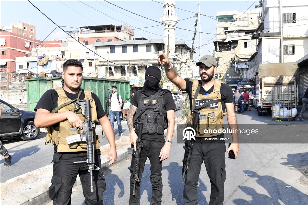 جيش لبنان يبدأ تسلم سلاح الفصائل الفلسطينية في مخيم برج البراجنة