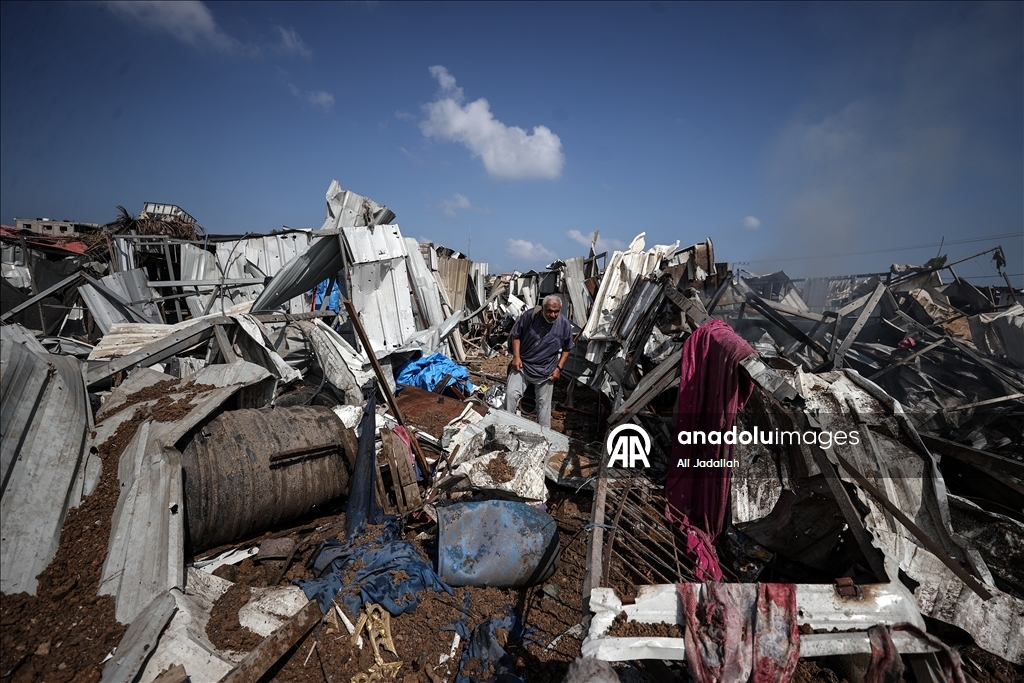 الجيش الإسرائيلي يدمر مخيماً لإيواء النازحين وسط قطاع غزة