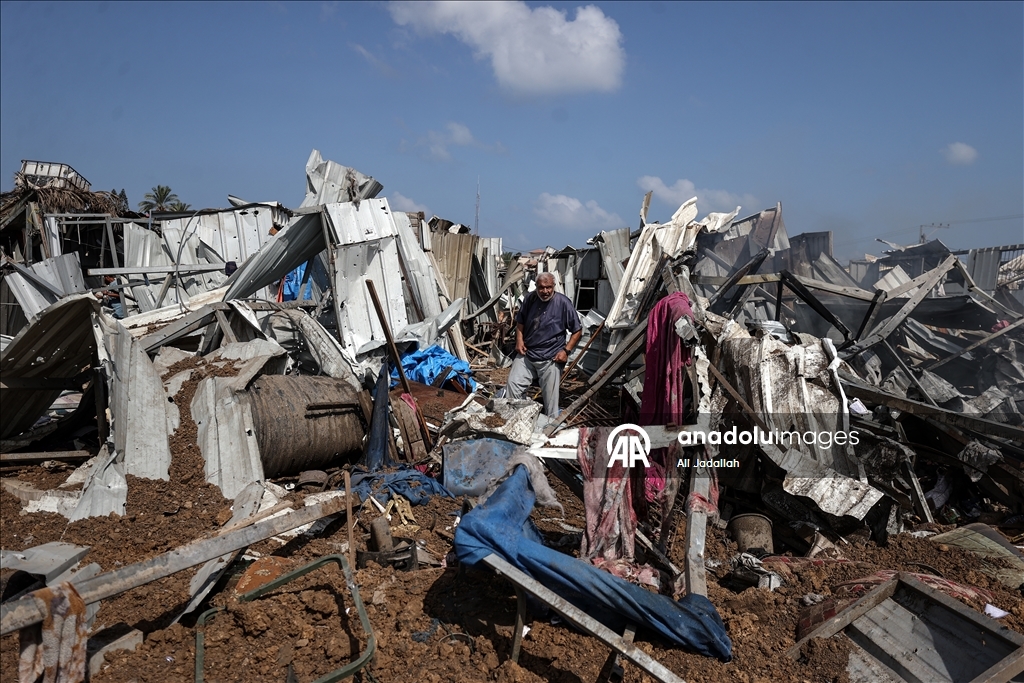 الجيش الإسرائيلي يدمر مخيماً لإيواء النازحين وسط قطاع غزة