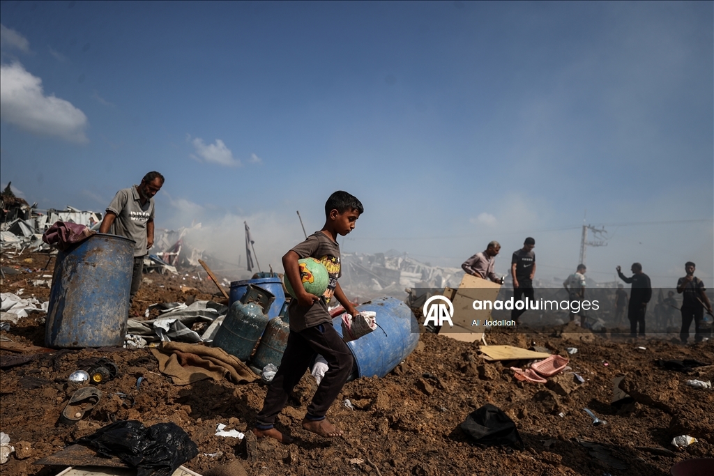 الجيش الإسرائيلي يدمر مخيماً لإيواء النازحين وسط قطاع غزة