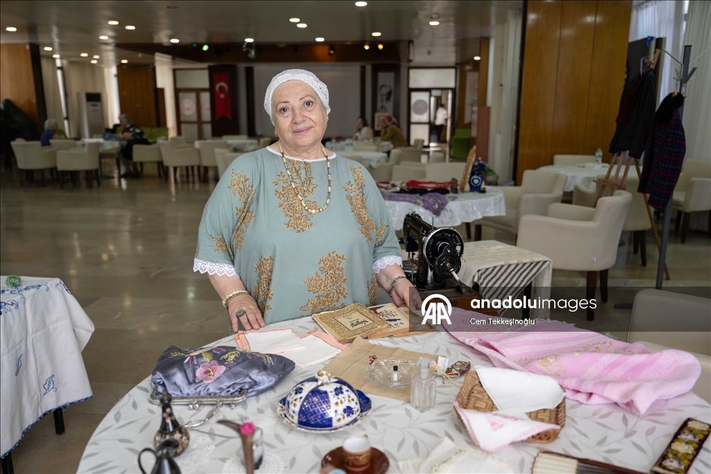 Huzurevi sakinleri sandıklarını açtı, birbirinden değerli parçalar gün yüzüne çıktı