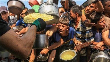 Gazze'de açlıkla mücadele eden Filistinlilere yemek dağıtıldı