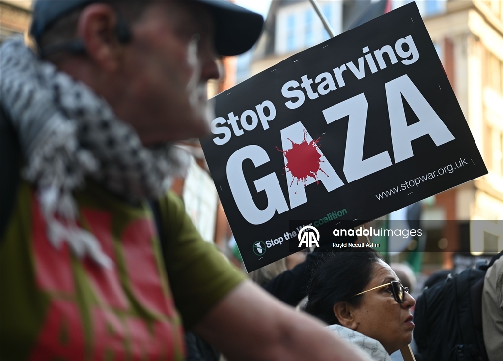 İsrail’in Londra Büyükelçiliği önünde Gazze’deki kıtlık protesto edildi 