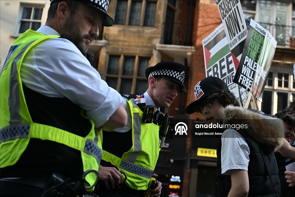 İsrail’in Londra Büyükelçiliği önünde Gazze’deki kıtlık protesto edildi 