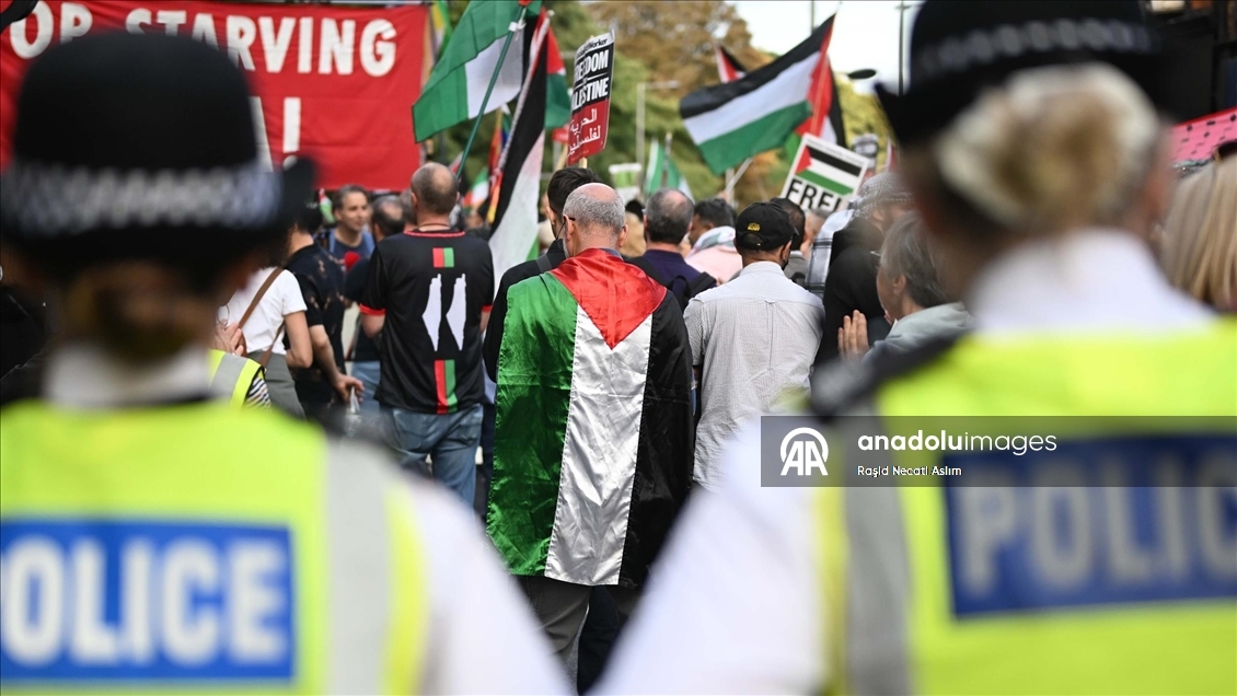 İsrail’in Londra Büyükelçiliği önünde Gazze’deki kıtlık protesto edildi 