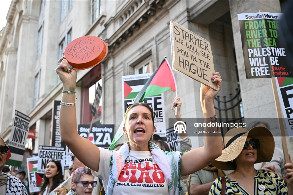 İsrail’in Londra Büyükelçiliği önünde Gazze’deki kıtlık protesto edildi 