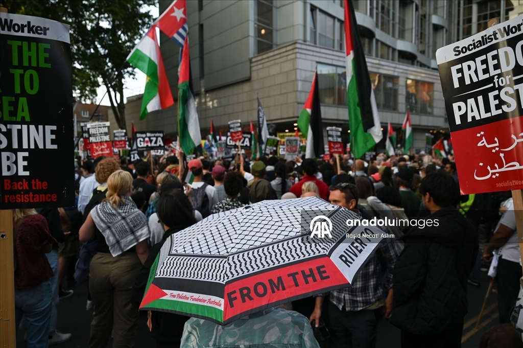İsrail’in Londra Büyükelçiliği önünde Gazze’deki kıtlık protesto edildi 
