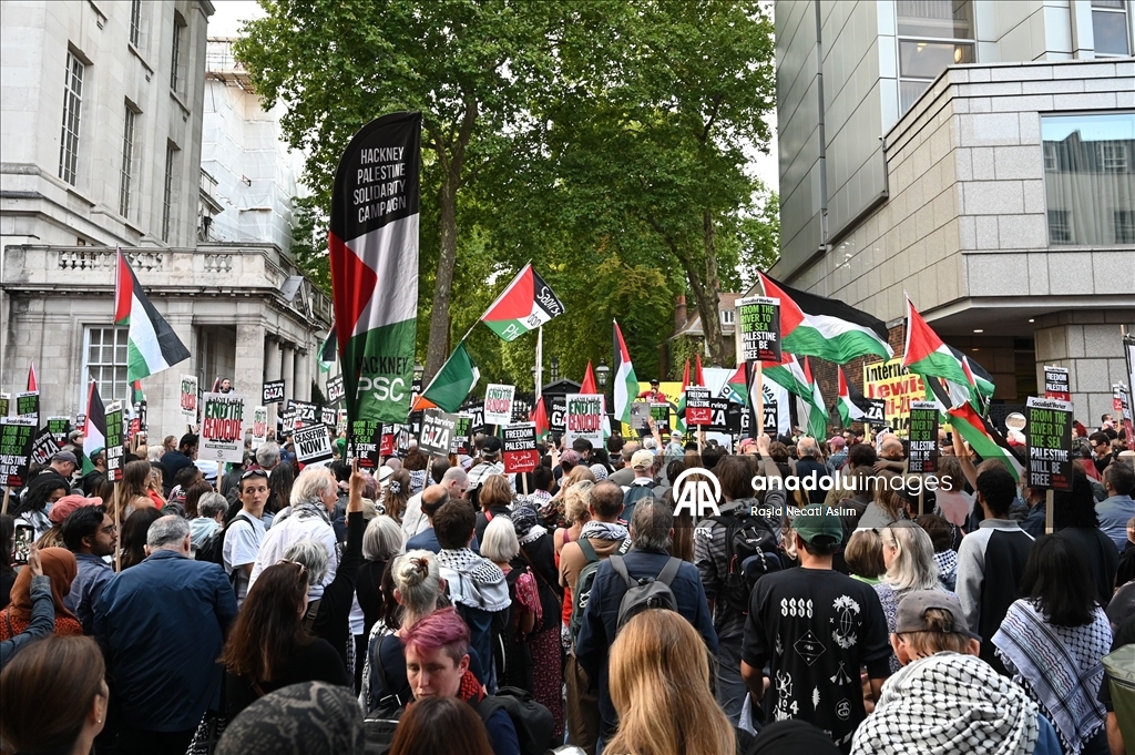 İsrail’in Londra Büyükelçiliği önünde Gazze’deki kıtlık protesto edildi 