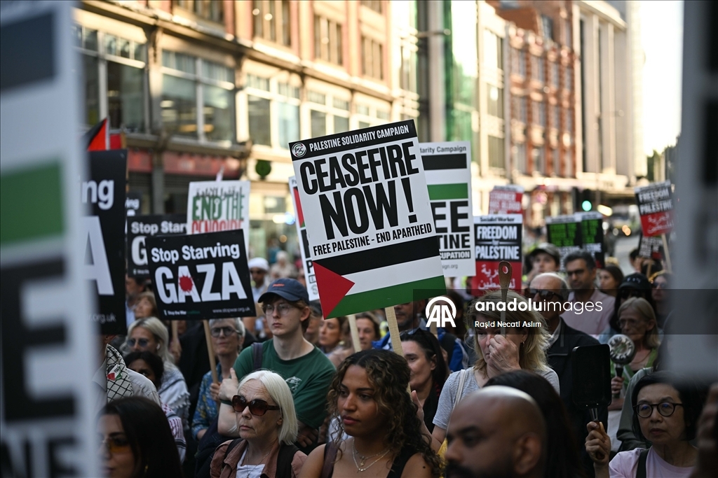 İsrail’in Londra Büyükelçiliği önünde Gazze’deki kıtlık protesto edildi 