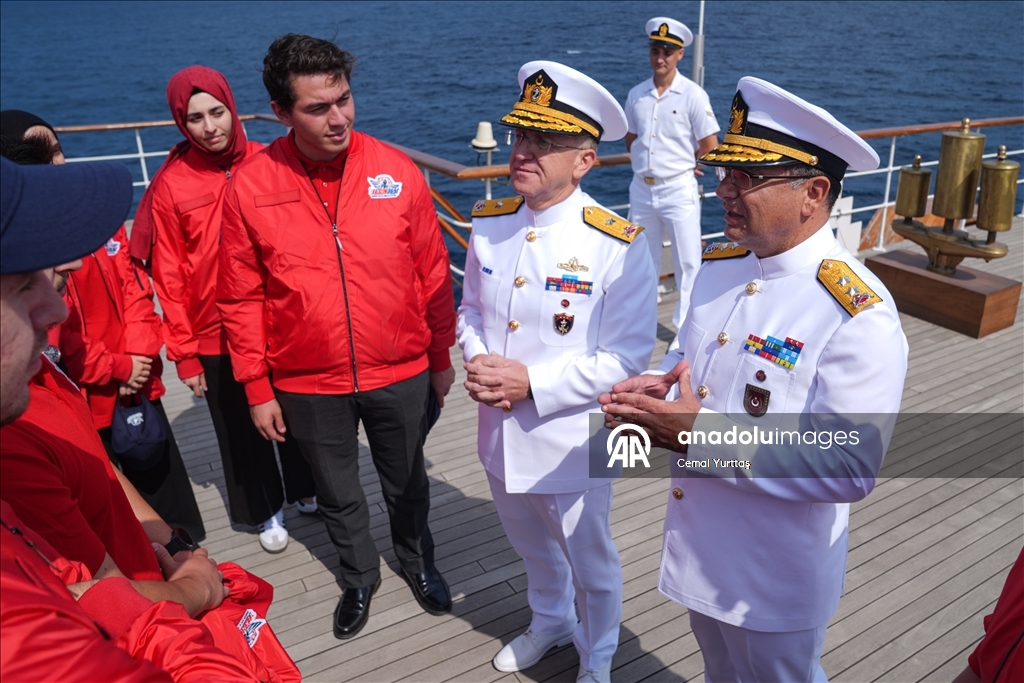 Savarona yatıyla Boğaz'daki geçiş törenine katılacak gençler duygularını AA'ya anlattı