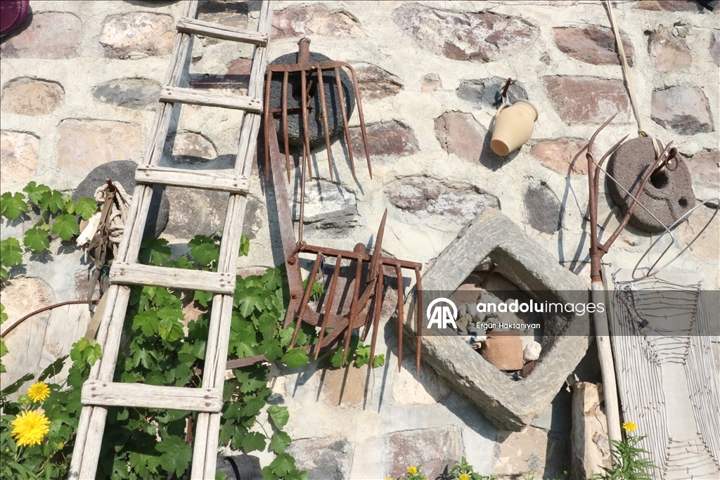 Müze gibi evinde 40 yıldır biriktirdiği antikaları sergiliyor